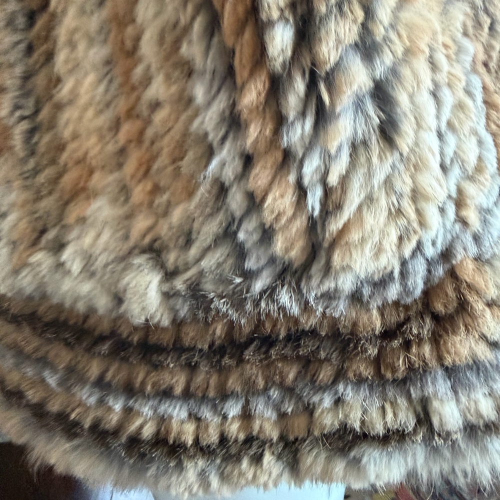 Luxurious Rabbit Fur vest. - Picture 5 of 9